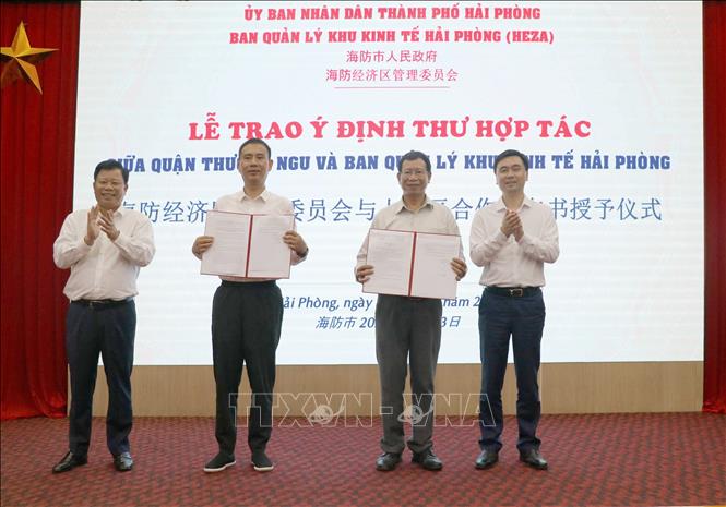 The Hai Phong Economic Zone Authority and Shangyu district of Shaoxing city, Zhejiang province, China embark on a collaborative effort to strengthen trade and cultural exchanges through a letter of intent signed on May 13. VNA Photo: Hoàng Ngọc