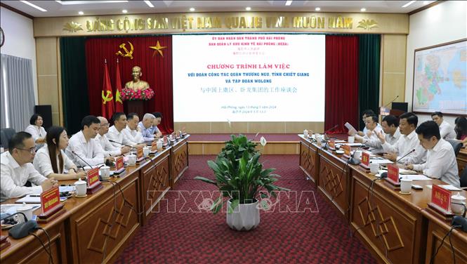 The Hai Phong Economic Zone Authority and Shangyu district of Shaoxing city, Zhejiang province, China embark on a collaborative effort to strengthen trade and cultural exchanges through a letter of intent signed on May 13. VNA Photo: Hoàng Ngọc
