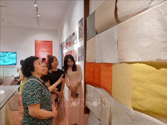 Du khách tham quan các sản phẩm giấy Dó. Ảnh: Minh Ngọc - TTXVN phát