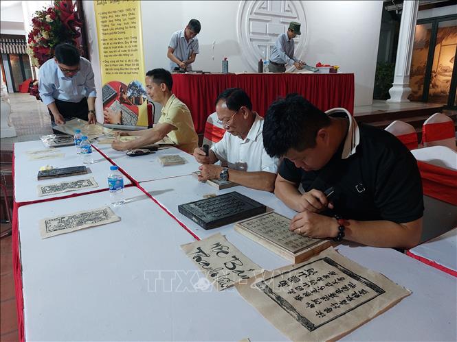 Khắc mộc bản để in trên giấy Dó. Ảnh: Minh Ngọc - TTXVN phát