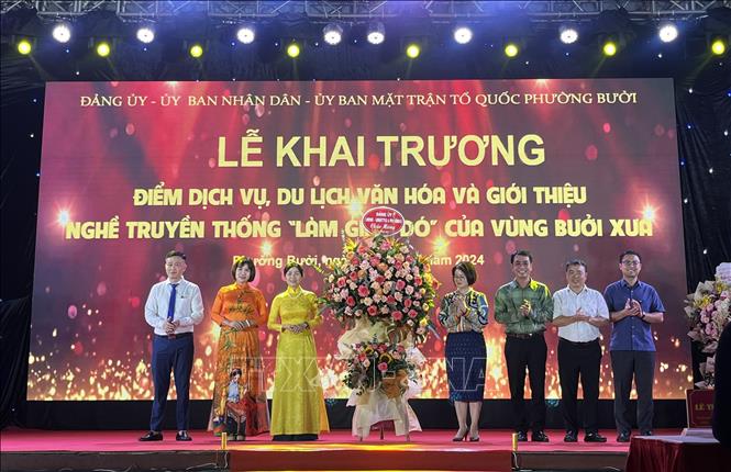 Khai trương Điểm dịch vụ, du lịch văn hóa và giới thiệu nghề truyền thống làm giấy Dó của vùng Bưởi xưa. Ảnh: Minh Ngọc - TTXVN phát