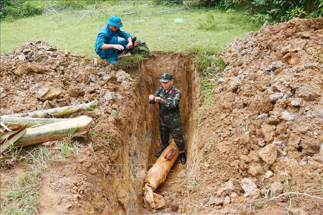 Military forces in the central province of Nghe An on May 13 successfully disposes of a wartime bomb whose detonator was still intact weighing 340kg. Photo by courtesy/VNA 