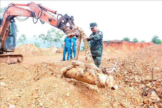 Military forces in the central province of Nghe An on May 13 successfully disposes of a wartime bomb whose detonator was still intact weighing 340kg. Photo by courtesy/VNA 