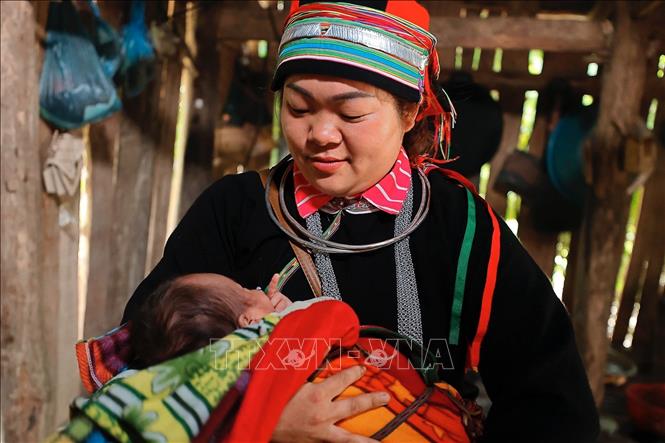 Theo chia sẻ của cô đỡ Tìn (thôn Cốc Peng, xã Ngam La, huyện Yên Minh), công việc tuy vất vả nhưng mà vui khi được bà con tin tưởng gọi đến và trao đổi khi cần. Ảnh: Minh Quyết - TTXVN