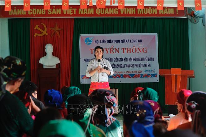 Ngoài nhiệm vụ là cô đỡ thôn bản, chị Vừ Thị Mỷ (thôn Cẳng Tằng, xã Lũng Cú, huyện Đồng Văn) còn kiêm nhiệm làm Trưởng thôn,  Chi hội trưởng phụ nữ thôn, thường xuyên tuyên truyền, phổ biến pháp luật đến bà con trong xã. Ảnh: Minh Quyết - TTXVN