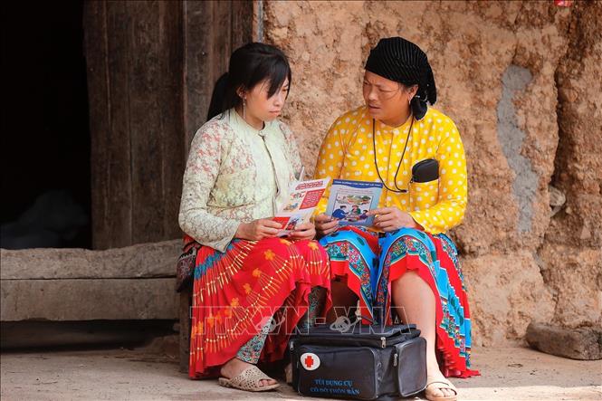 Cô đỡ Vừ Thị Mỷ đến tư vấn cho thai phụ Sùng Thị Máy (thôn Cẳng Tằng, xã Lũng Cú, huyện Đồng Văn) về theo dõi, chăm sóc dinh dưỡng cho bà mẹ và bé trong thời kỳ mang thai. Ảnh: Minh Quyết - TTXVN