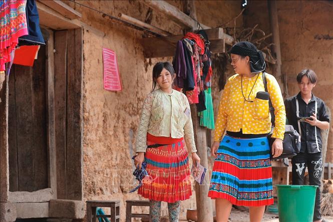Cô đỡ Vừ Thị Mỷ đến tư vấn cho thai phụ Sùng Thị Máy (thôn Cẳng Tằng, xã Lũng Cú, huyện Đồng Văn) về theo dõi, chăm sóc dinh dưỡng cho bà mẹ và bé trong thời kỳ mang thai. Ảnh: Minh Quyết - TTXVN