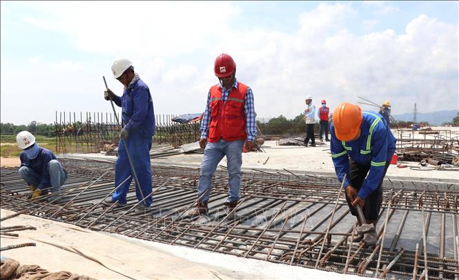 Cán bộ an toàn lao động giám sát tại công trường thi công cầu Đà Rằng thuộc Dự án đường bộ cao tốc Bắc - Nam đoạn qua địa bàn tỉnh Phú Yên. Ảnh: Tường Quân – TTXVN