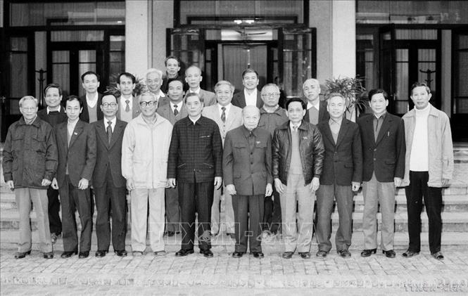 Đồng chí Đào Duy Tùng (thứ 3, phải sang) cùng với Tổng Bí thư Nguyễn Văn Linh và đồng chí Trường Chinh chụp ảnh với các đồng chí tham gia soạn thảo văn kiện Đại hội Đảng lần thứ VI (1986). Ảnh: Xuân Lâm - TTXVN