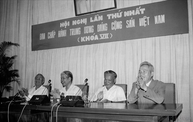 Tổng Bí thư Đỗ Mười và đồng chí Đào Duy Tùng (ngoài cùng, bên phải) cùng các đồng chí trong Ban Chấp hành Trung ương ĐCS Việt Nam khóa VII (1991). Ảnh: Xuân Lâm - TTXVN