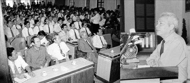 Đồng chí Đào Duy Tùng, Bí thư TW Đảng nói chuyện với cán bộ, nhân dân tỉnh Yên Bái (1993). Ảnh: TTXVN