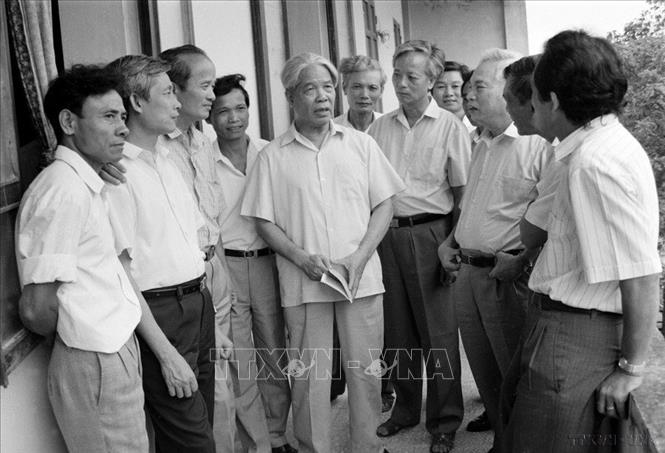 Tổng Bí thư Đỗ Mười và đồng chí Đào Duy Tùng, Bí thư Trung ương Đảng nói chuyện với các đồng chí lãnh đạo 4 tỉnh Hải Hưng, Thái Bình, Hà Nam và Hà Bắc (1994). Ảnh; Xuân Lâm - TTXVN