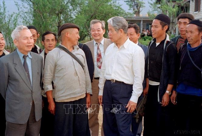 Tổng Bí thư Đỗ Mười và đồng chí Đào Duy Tùng nói chuyện với cán bộ các dân tộc huyện Sa Pa trong chuyến thăm, làm việc tại Lào Cai và Yên Bái (1993). Ảnh: TTXVN