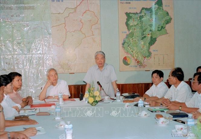 Tổng Bí thư Đỗ Mười và đồng chí Đào Duy Tùng làm việc với Ban Thường vụ Tỉnh ủy Sông Bé (1993). Ảnh: TTXVN