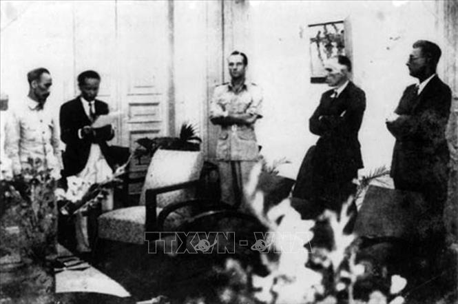Ngày 6/3/1946, tại Hà Nội, Chủ tịch Hồ Chí Minh và J. Sainteny - đại diện 2 Chính phủ kí “Hiệp định Sơ bộ”, tạm hoà hoãn với Pháp để gạt quân Tưởng ra khỏi đất nước, tránh đối phó cùng lúc nhiều kẻ thù nguy hiểm. Ảnh: Nguyễn Bá Khoản - TTXVN