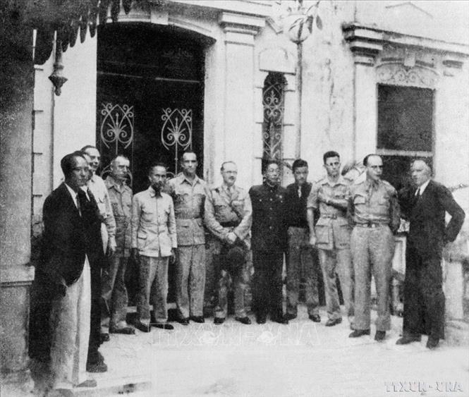 Ngày 6/3/1946, thay mặt Chính phủ Liên hiệp kháng chiến, Chủ tịch Hồ Chí Minh ký Hiệp đinh sơ bộ 6/3 với đại diện Chính phủ Pháp tại Hà Nội. Trong ảnh: Chủ tịch Hồ Chí Minh chụp ảnh với các đại biểu sau lễ ký. Ảnh: TTXVN