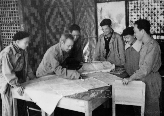 Chủ tịch Hồ Chí Minh cùng các đồng chí Thường vụ Trung ương Đảng bàn kế hoạch mở chiến dịch biên giới 1950. Ảnh: TTXVN