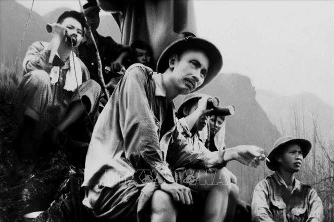 Chủ tịch Hồ Chí Minh theo dõi chặt chẽ diễn biến trận đánh các cứ điểm địch ở Đông Khê, mở màn Chiến dịch Biên giới (16/9/1950). Ảnh: TTXVN