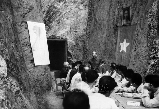  Chủ tịch Hồ Chí minh điều hành Phiên họp của Hội đồng Chính phủ tại căn cứ đại Việt Bắc trong thời kỳ kháng chiến chống thực dân Pháp. Ảnh: TTXVN