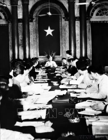 Chủ tịch Hồ Chí Minh chủ tọa phiên họp của Hội đồng Chính phủ, nghe báo cáo về kết quả Hội nghị Geneva 1954. Ảnh: TTXVN