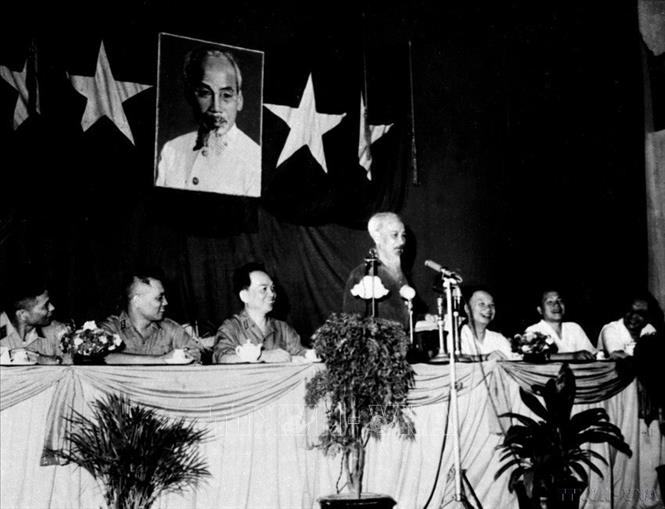  Hồ Chủ tịch đến dự và phát biểu tại Đại hội thi đua “Quyết tâm đánh thắng giặc Mỹ xâm lược” lần thứ I của các lực lượng vũ trang nhân dân, tháng 8/1965. Ảnh: TTXVN