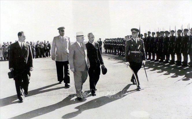 Chủ tịch Hồ Chí Minh luôn xác định, đoàn kết thống nhất trong phong trào cộng sản và công nhân quốc tế, đoàn kết gắn bó trong các nước XHCN anh em là cơ sở nền tảng, là nhân tố quan trọng bậc nhất, nhân tố có ý nghĩa quyết định thắng lợi của CNXH trên phạm vi thế giới. Trong ảnh: Chủ tịch Đoàn Chủ tịch Xô viết Tối cao Liên Xô Kliment Voroshilov chủ trì Lễ đón Chủ tịch Hồ Chí Minh thăm hữu nghị chính thức Liên Xô, tại sân bay Moskva, ngày 12/7/1955. Ảnh: TTXVN 