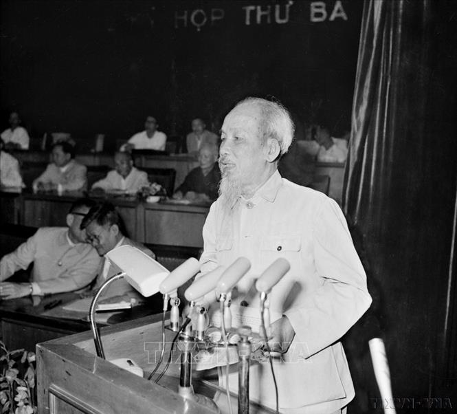 Tại Kỳ họp thứ 3, Quốc hội khóa III, khai mạc ngày 16/4/1965, Chủ tịch Hồ Chí Minh phát biểu kêu gọi đồng bào và chiến sĩ cả nước tiến lên quyết tâm đánh thắng giặc Mỹ xâm lược. Ảnh: TTXVN