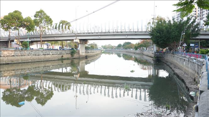 Rạch Tây Ninh trên địa bàn thành phố Tây Ninh chuyển thành màu xanh đục, bốc mùi hôi thối. Ảnh: Minh Phú - TTXVN