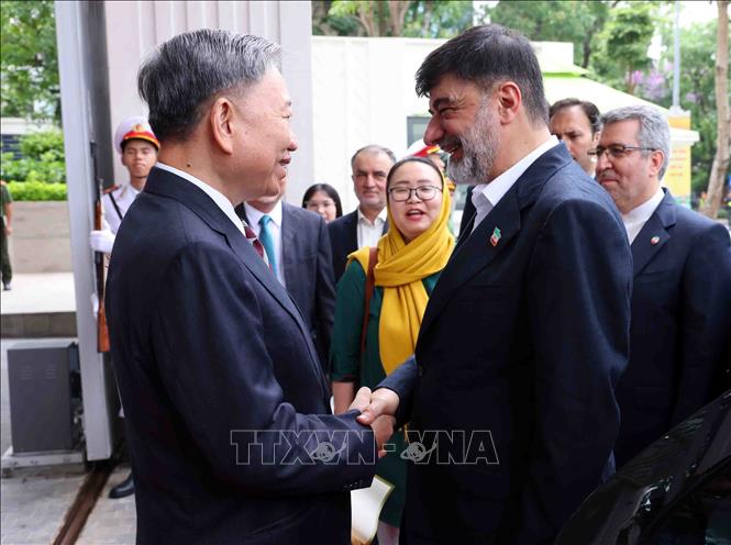 Minister of Public Security General To Lam welcomes Brigadier General Ahmad Reza Radan. VNA Photo: Phạm Kiên 