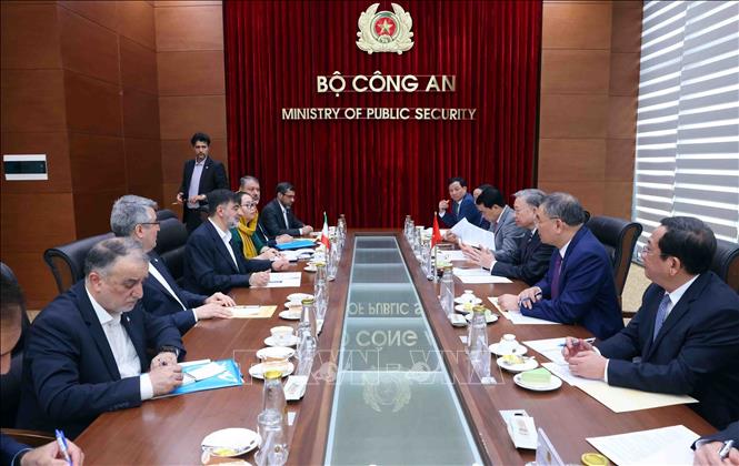 Minister of Public Security General To Lam and Brigadier General Ahmad Reza Radan hold talks. VNA Photo: Phạm Kiên 