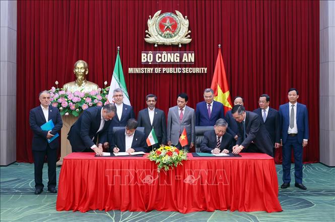 Minister of Public Security General To Lam and Brigadier General Ahmad Reza Radan sign the MoU on cooperation  VNA Photo: Phạm Kiên 