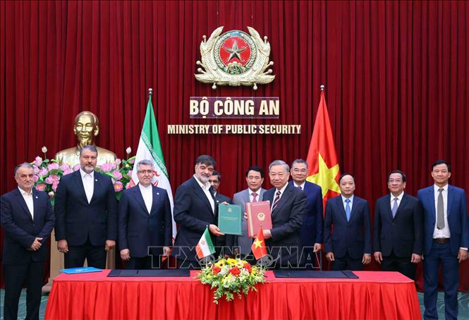 Minister of Public Security General To Lam and Brigadier General Ahmad Reza Radan sign the MoU on cooperation  VNA Photo: Phạm Kiên 