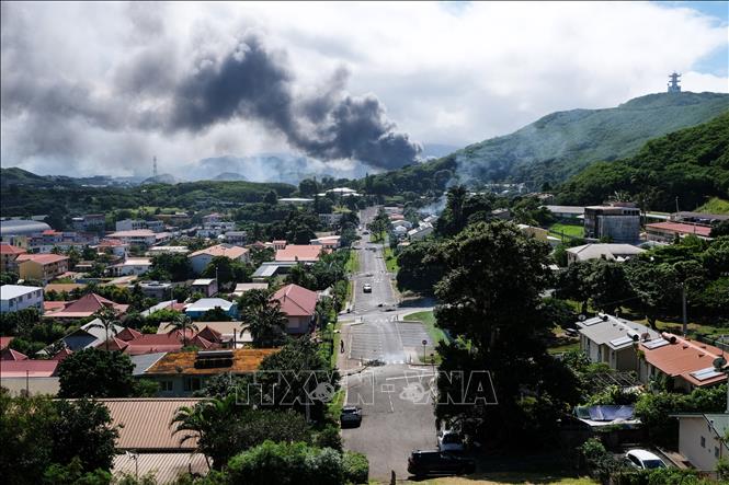 Khói bốc lên trong cuộc biểu tình bạo lực tại Noumea, quần đảo New Caledonia, vùng lãnh thổ hải ngoại của Pháp, ngày 14/5/2024. Ảnh: AFP/TTXVN