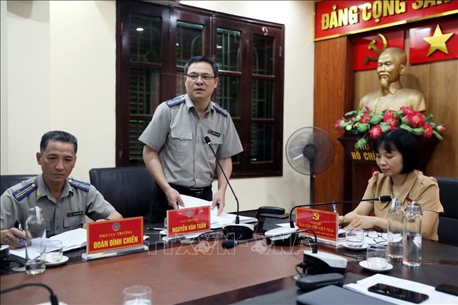 Cục trưởng Cục thi hành án dân sự tỉnh Hải Dương Nguyễn Văn Tuấn phát biểu tại buổi làm việc. Ảnh: Mạnh Tú - TTXVN