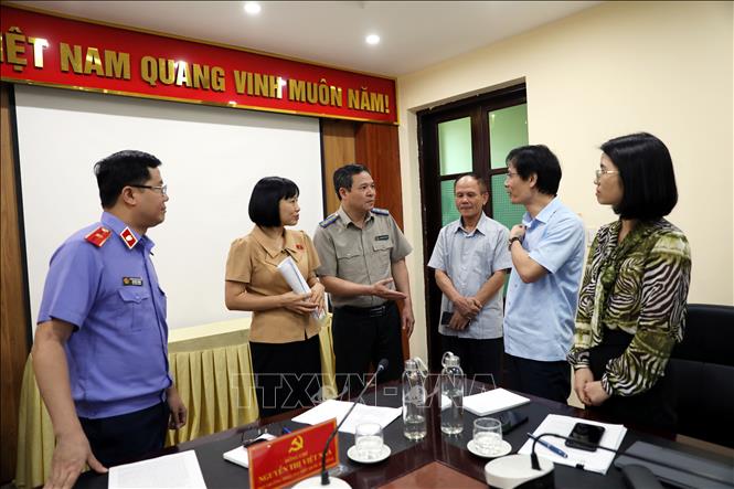 Các đại biểu Quốc hội tỉnh Hải Dương trao đổi với đại diện Cục thi hành án dân sự, Viện kiểm sát Nhân dân tỉnh Hải Dương. Ảnh: Mạnh Tú - TTXVN