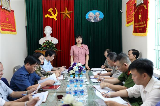 Các đại biểu Quốc hội tỉnh Hải Dương tiến hành giám sát tại Chi cục thi hành án dân sự huyện Nam Sách. Ảnh: Mạnh Tú - TTXVN