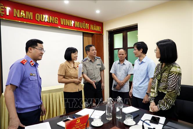 Các đại biểu Quốc hội tỉnh Hải Dương trao đổi với đại diện Cục thi hành án dân sự, Viện kiểm sát Nhân dân tỉnh Hải Dương. Ảnh: Mạnh Tú - TTXVN