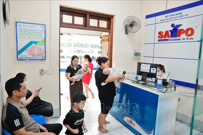 Người dân cho trẻ đến tiêm chủng tại phòng tiêm chủng vaccine của Trung tâm Kiểm soát bệnh tật tỉnh Hà Giang. Ảnh: Minh Quyết – TTXVN