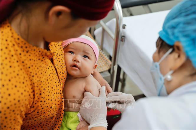 Nhân viên y tế tiêm vaccine cho trẻ tại điểm tiêm chủng xã Thanh Vân (huyện Quản Bạ). Ảnh: Minh Quyết – TTXVN