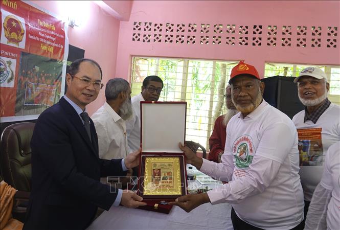 Đại diện Nhóm học giả tặng quà lưu niệm cho Đại sứ Việt Nam tại Bangladesh Nguyễn Mạnh Cường. Ảnh: TTXVN phát
