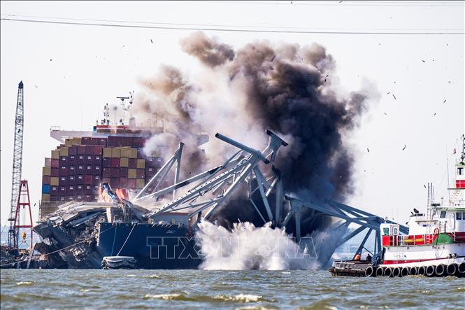 Lực lượng cứu hộ phá dỡ đoạn cầu Francis Scott Key sau khi bị tàu container đâm sập ở thành phố Baltimore, bang Maryland (Mỹ), ngày 13/5/2024. Ảnh: AFP/TTXVN