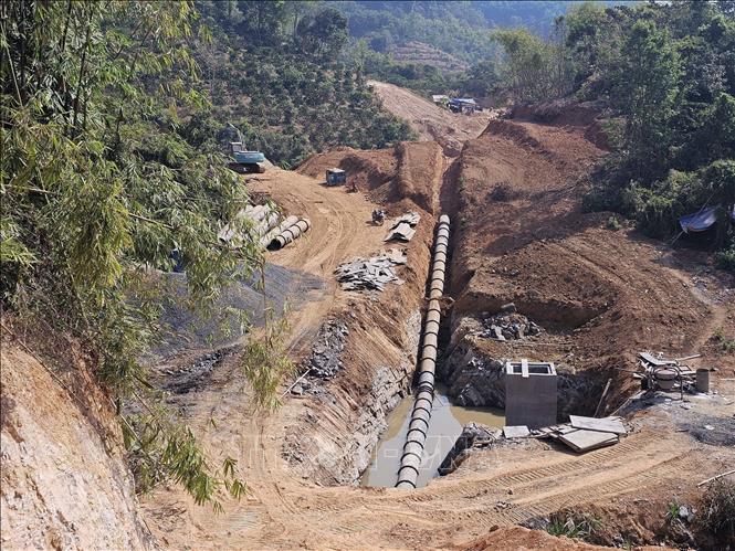 Thi công kênh tưới thuộc hồ chứa nước Nam Xuân. Ảnh: Minh Hưng – TTXVN 