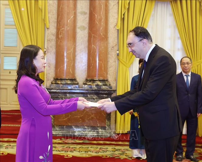 Quyền Chủ tịch nước Võ Thị Ánh Xuân tiếp nhận Quốc thư của Đại sứ Armenia Suren Baghdasaryan. Ảnh: Thống Nhất – TTXVN
