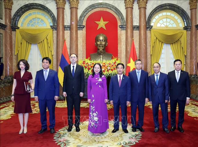 Quyền Chủ tịch nước Võ Thị Ánh Xuân với Đại sứ Armenia Suren Baghdasaryan và các đại biểu tại Lễ trình Quốc thư. Ảnh: Thống Nhất – TTXVN