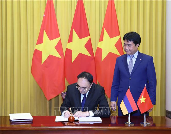 Đại sứ Armenia Suren Baghdasaryan ký lưu bút. Ảnh: Thống Nhất – TTXVN