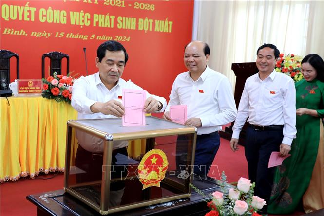 Các đại biểu bỏ phiếu bầu Phó Chủ tịch UBND tỉnh Thái Bình. Ảnh: Thế Duyệt – TTXVN 