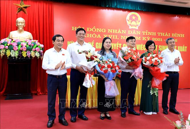 Lãnh đạo Tỉnh ủy Thái Bình tặng hoa chúc mừng các cá nhân được bầu, miễn nhiệm tại kỳ họp. Ảnh: Thế Duyệt – TTXVN