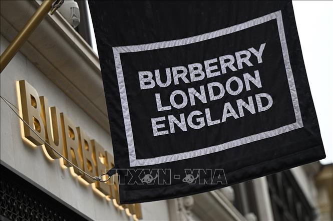 Thương hiệu thời trang Burberry tại cửa hàng ở London, Anh. Ảnh: AFP/TTXVN