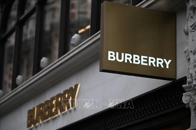 Thương hiệu thời trang Burberry tại cửa hàng ở London, Anh. Ảnh: AFP/TTXVN
