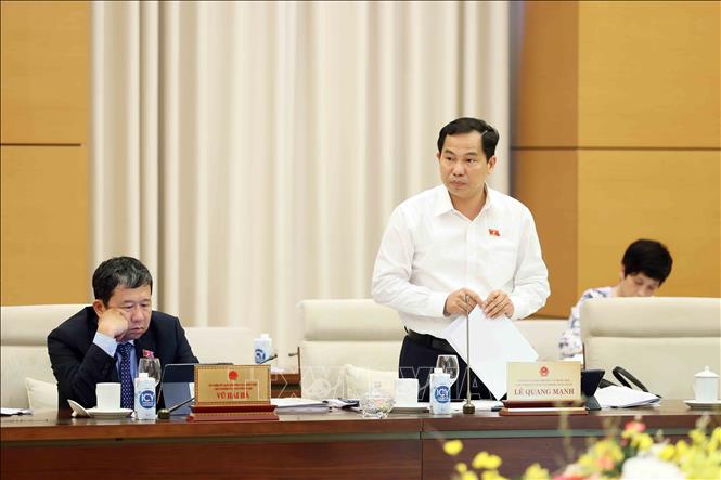 Chủ nhiệm Ủy ban Tài chính, Ngân sách của Quốc hội Lê Quang Mạnh trình bày báo cáo thẩm tra. Ảnh: An Đăng - TTXVN